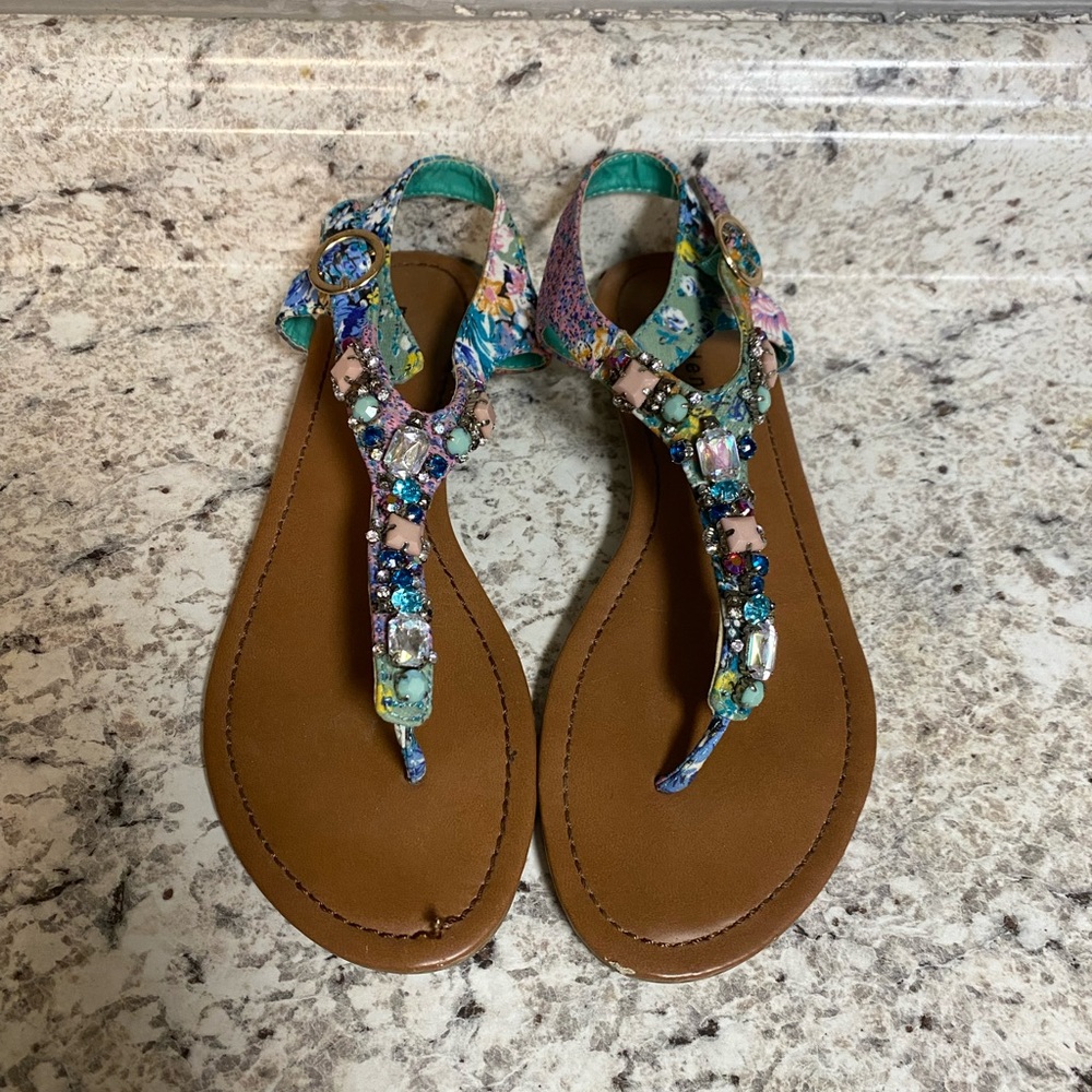 THE BUCKLE MADDEN GIRL SANDALS 🩴 IN SIZE 7